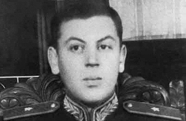 Почему в 2002 году младшего сына Сталина тайно перезахоронили в Москве - Русская семерка