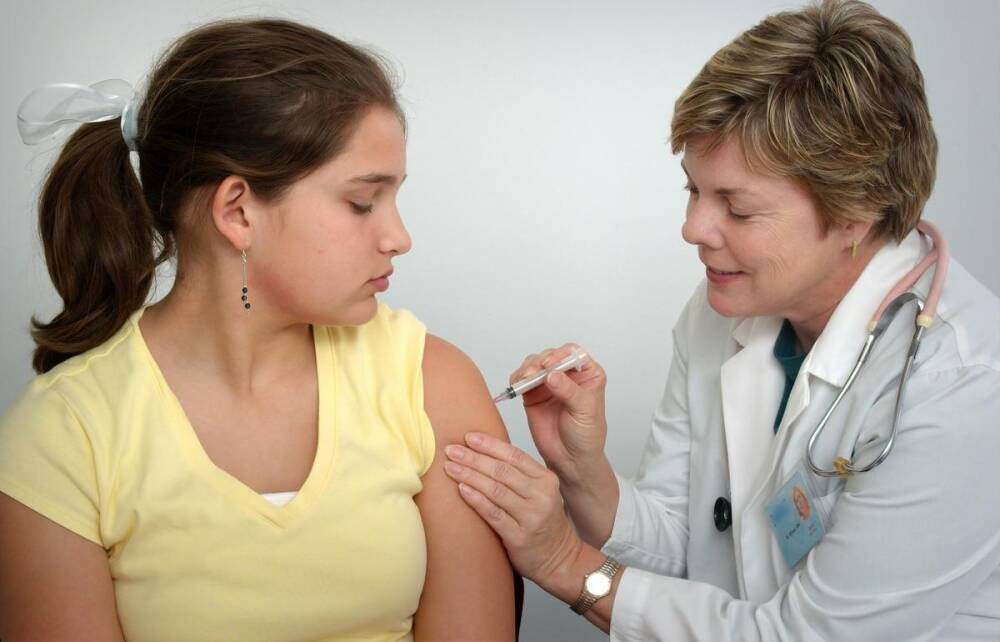Подростков в России начнут прививать от коронавируса уже в этом году