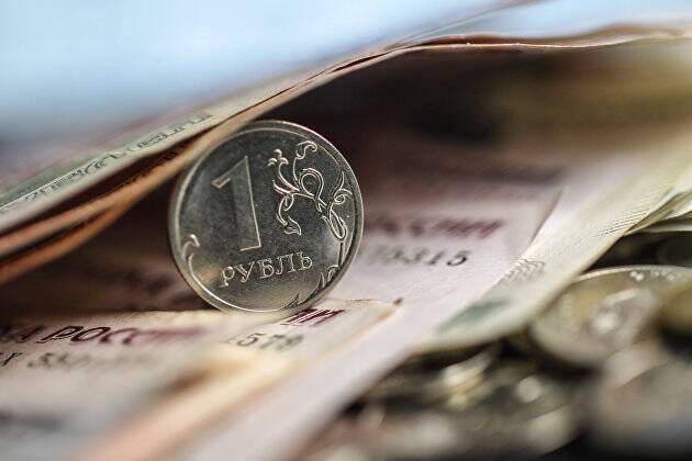 На 11.45 мск курс доллара снижается до 73,54 рубля, курс евро – до 83,01 рубля