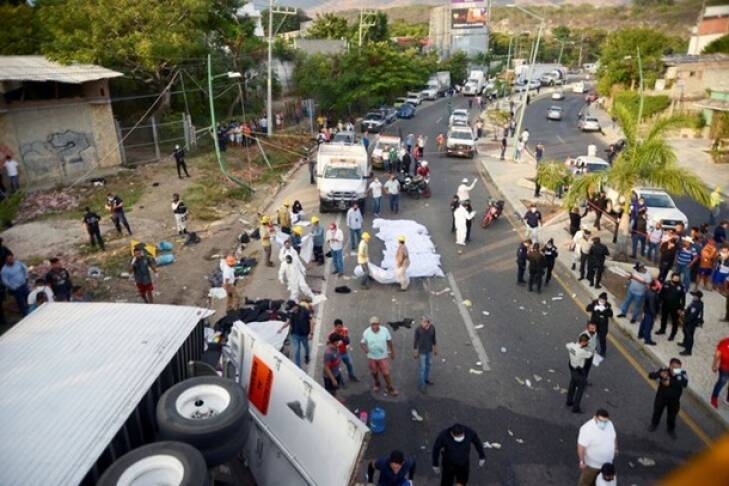 Фура с нелегалами врезалась в стену в Мексике: погибли 50 человек