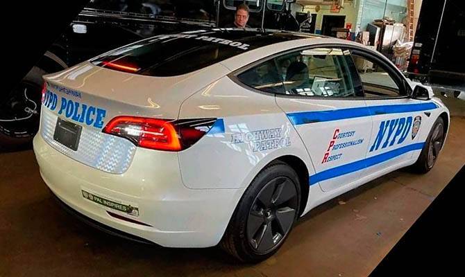 Нью-Йорк закупит около 300 полицейских электрокаров Tesla