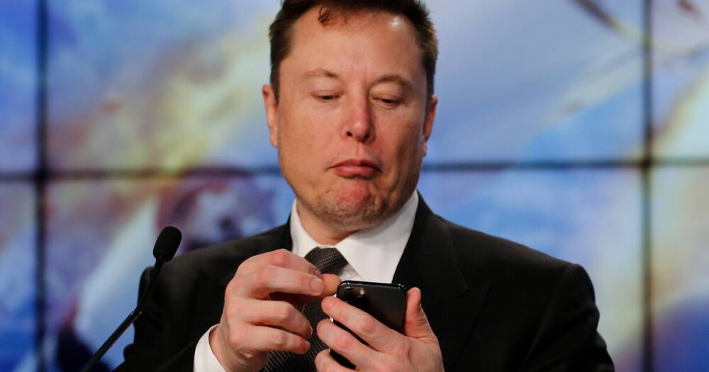 Илон Маск снова продал акции Tesla на почти $1 млрд и подумывает бросить работу и податься в блогеры