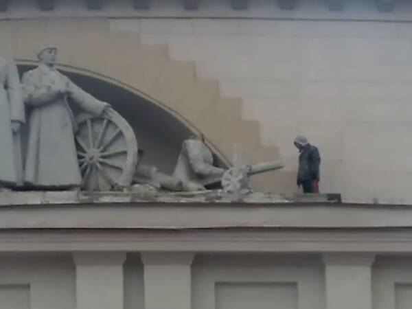 Рабочие обезглавили скульптуру на фасаде дома офицеров в Екатеринбурге
