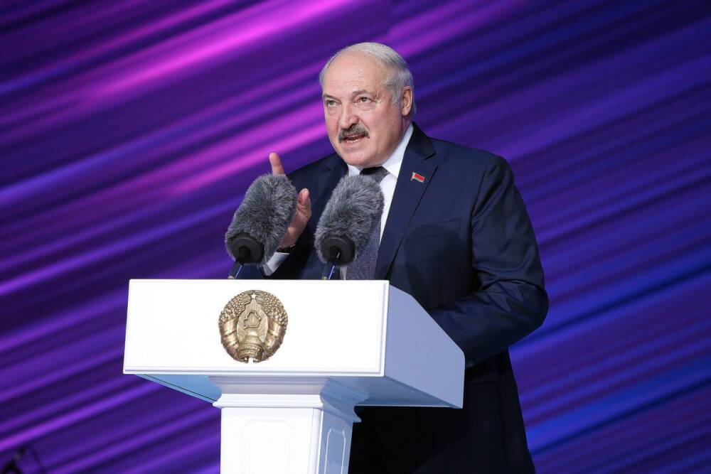 Лукашенко попросил соседей не поддаваться визитерам Запада
