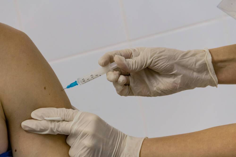 Мурашко объявил сроки начала вакцинации подростков от коронавируса
