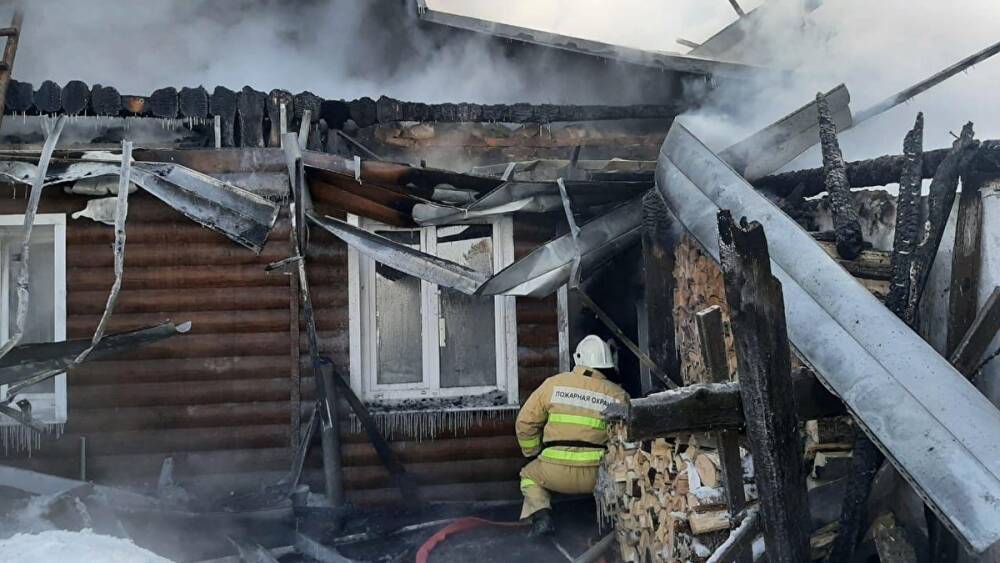 В уральском поселке покончили с собой супруги, у которых накануне сгорел дом со скотом