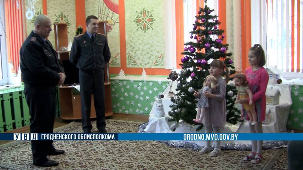 Сотрудник Кореличского РОВД передал подарки для воспитанников социально-педагогического центра
