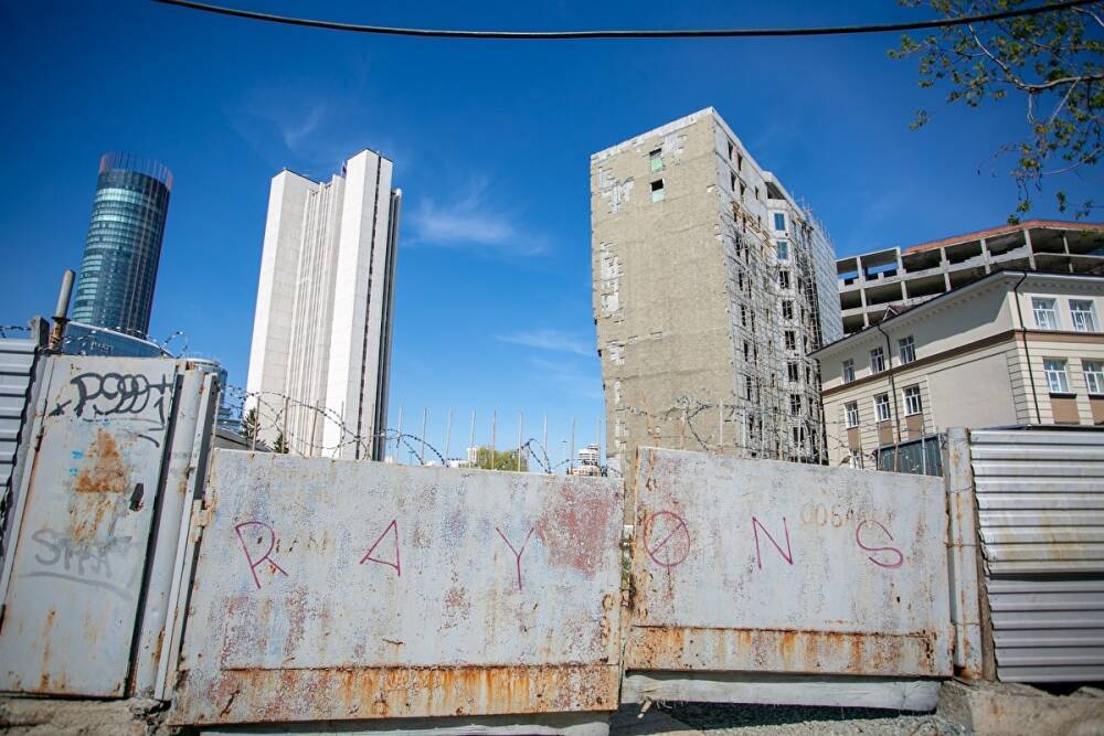 В центре Екатеринбурга хотят снести знаменитый недострой, принадлежащий оппоненту УГМК