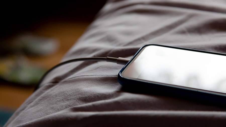 Эксперт рассказала об опасности ночной зарядки смартфона