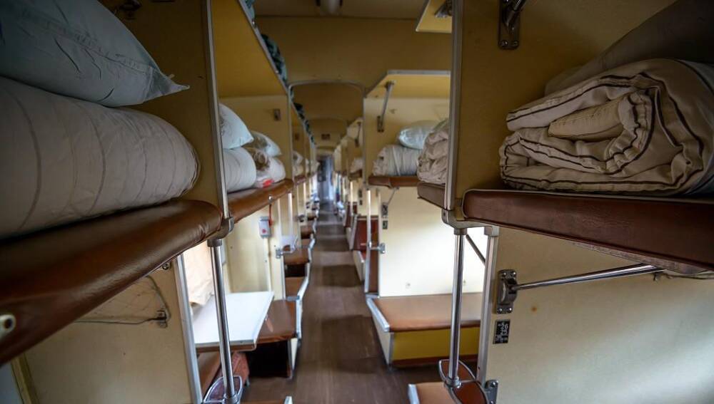 Пассажиров нижних полок поездов могут обязать уступать место у стола