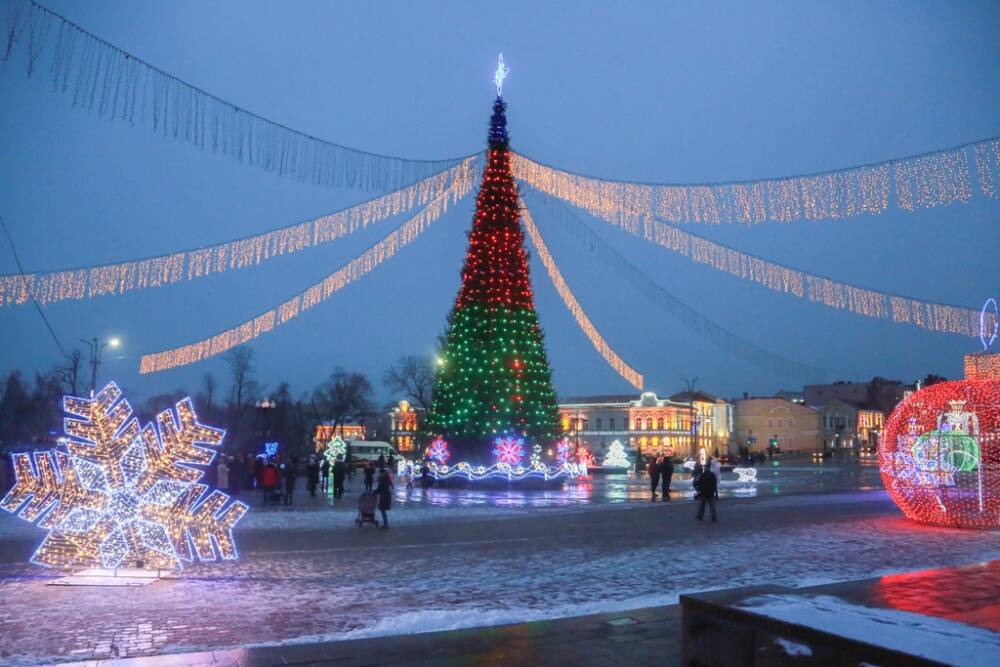 В Гродно зажгли аллею новогодних дизайнерских елок