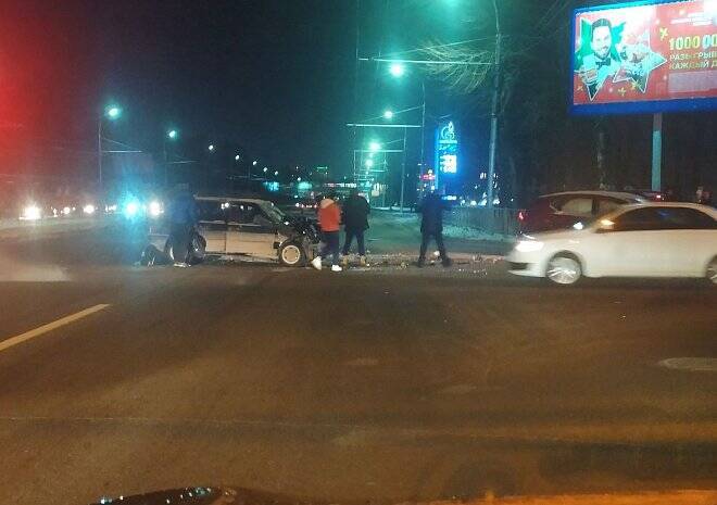 На Московском шоссе случилась жесткая авария с участием двух легковушек