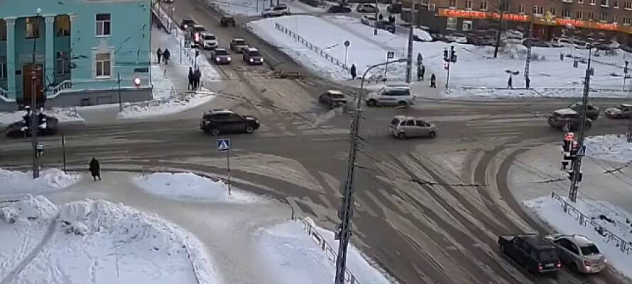 Два автомобиля жестко столкнулись на оживленном перекрестке в Петрозаводске (ВИДЕО)