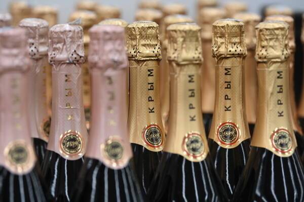 В России шампанское перед Новым годом подорожало на 14% в несетевой рознице