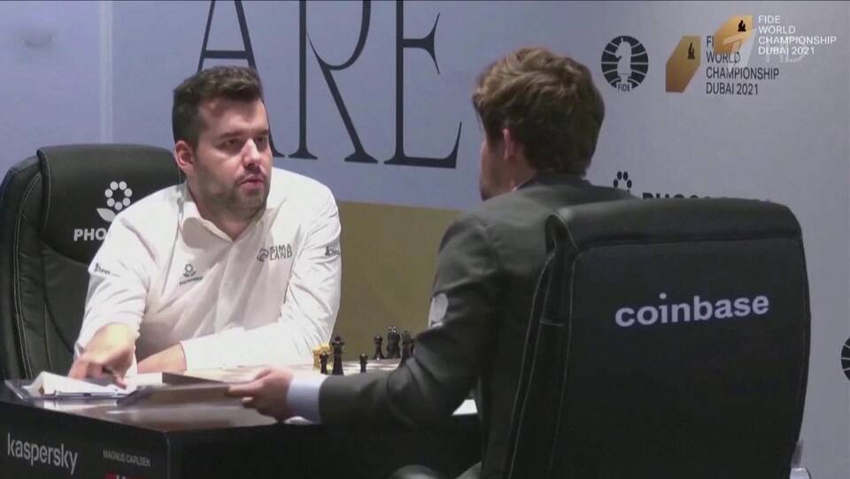 Ян Непомнящий проиграл действующему чемпиону мира Магнусу Карлсену в матче за мировую шахматную корону