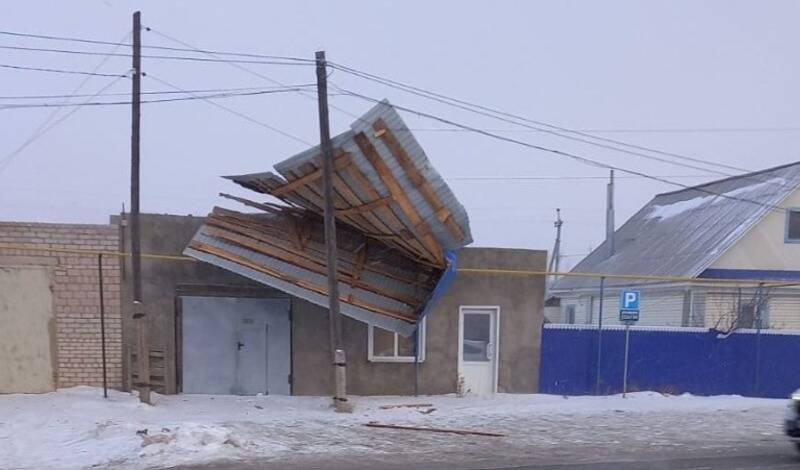 В Башкирии ураганный ветер снёс кровлю с жилого дома