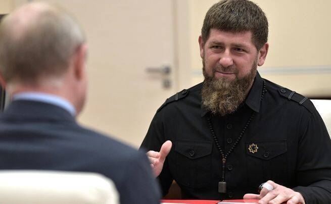 "Продажная морда": Кадыров пригрозил поспорившему с Путиным режиссеру судом