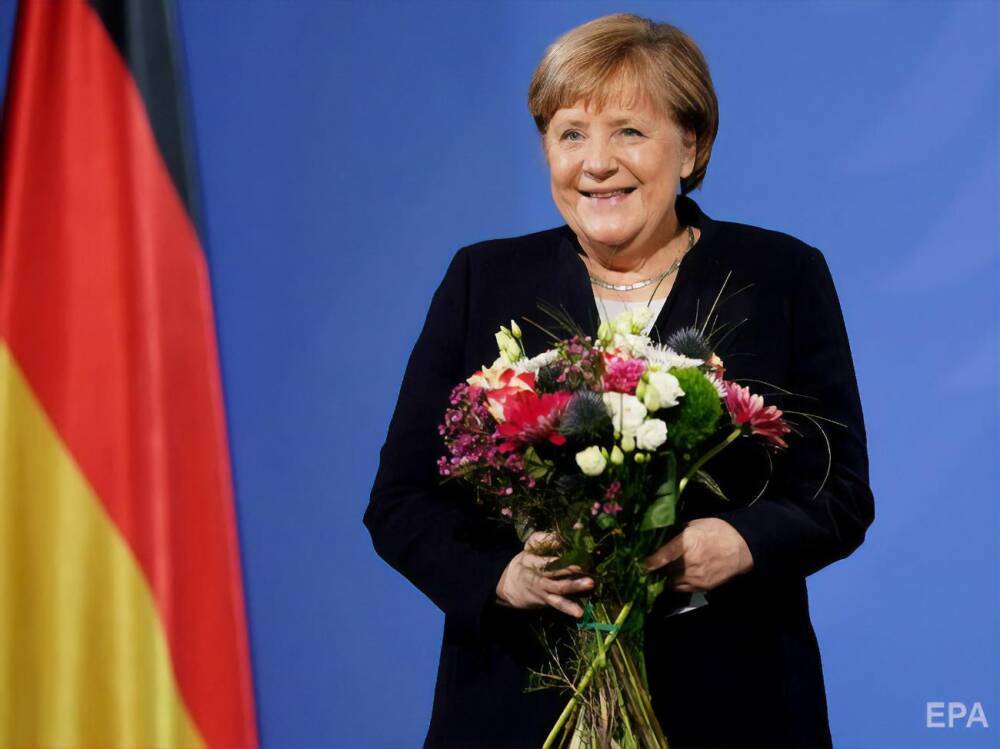 Собиралась выспаться, но пошла на работу в 8.00. СМИ узнали, как прошел первый день Меркель на пенсии