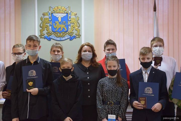Елена Полонская вручила юным псковичам их первые паспорта