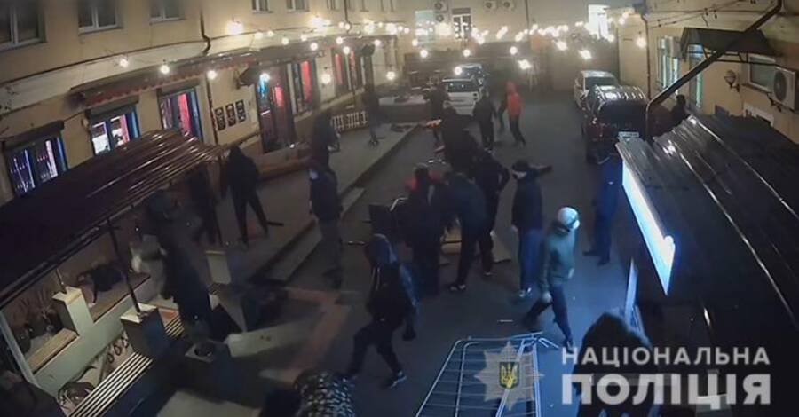 Полиция нашла хулиганов, разгромивших бар "Хвильовий", двоим объявлено подозрение
