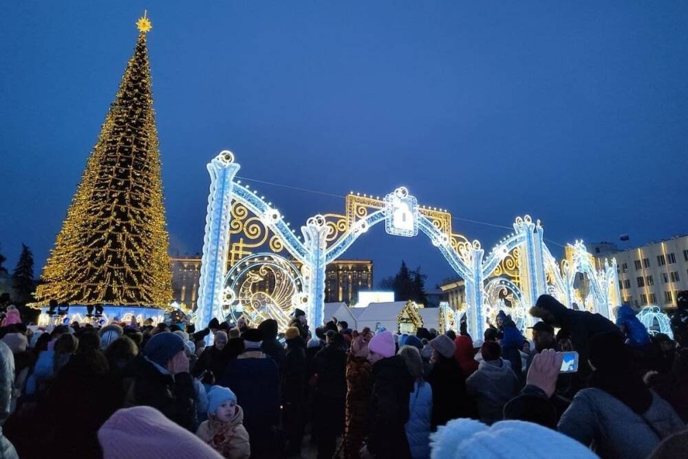 Дед Мороз прилетел на праздник в Белгороде на вертолете