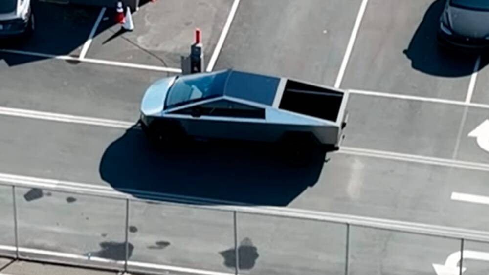 Новый электрокар Tesla Cybertruck заметили на испытательном треке в Калифорнии