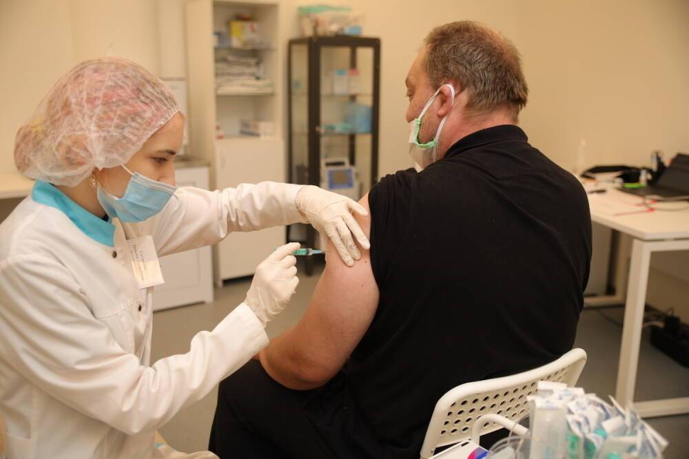 Более 2,4 млн петербуржцев завершили цикл вакцинации от COVID-19