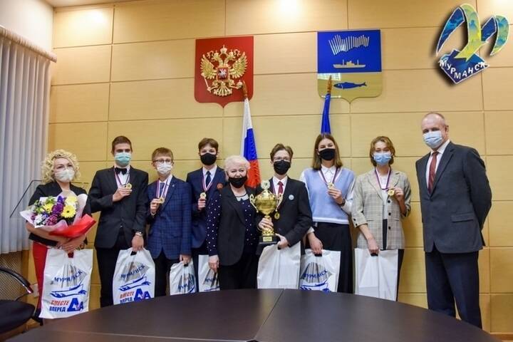 В Мурманске чествовали школьников, победивших в конкурс-выставке «Молодёжь. Наука. Бизнес»
