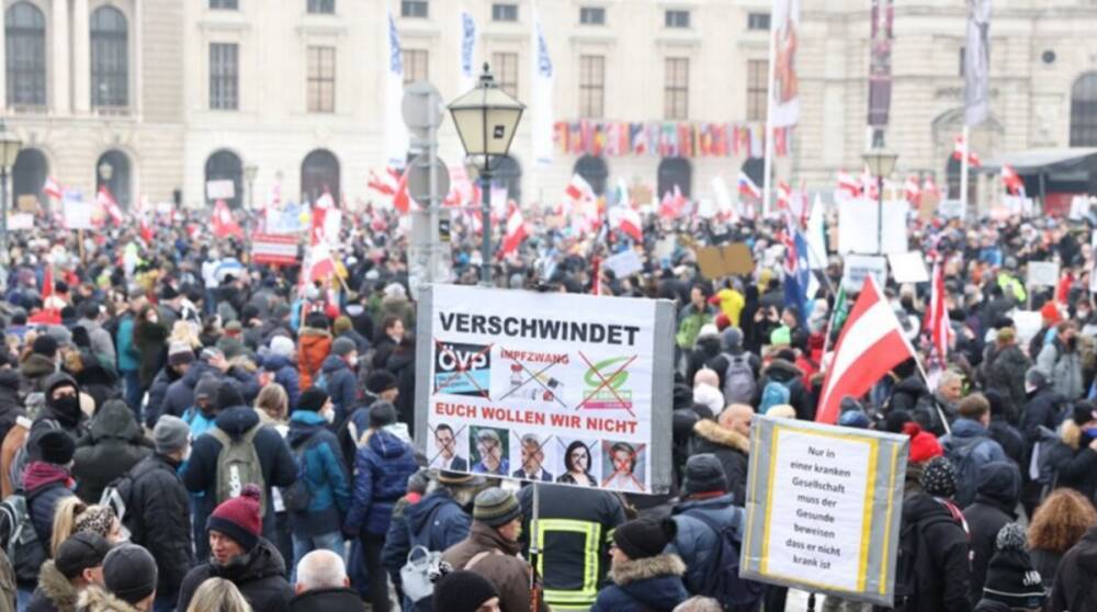 В Австрии десятки тысяч людей вышли на протесты против локдауна