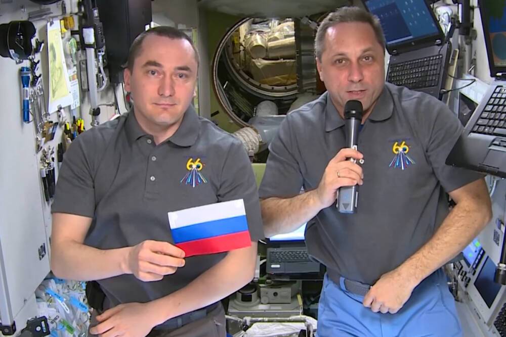 Россиян поздравили с Днем Конституции космонавты МКС