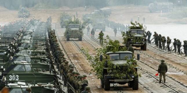Путин после разговора с Байденом продолжил стягивать войска к границе с Украиной – видео