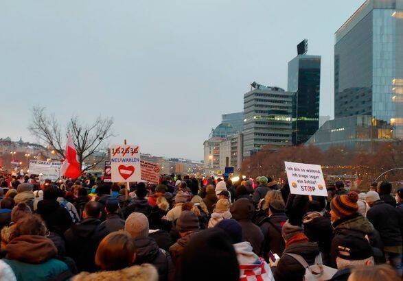 В Австрии на митинг против COVID-ограничений вышло более 40 тысяч человек
