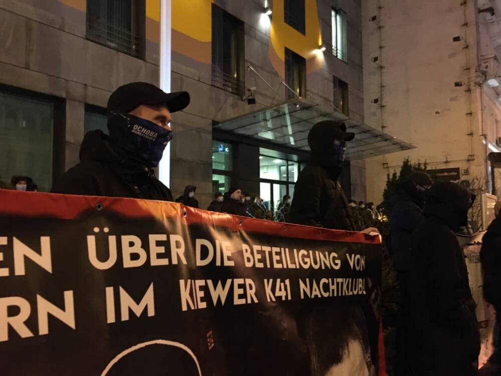«Удар в спину!» – в Киеве под посольством ФРГ протестовали против...