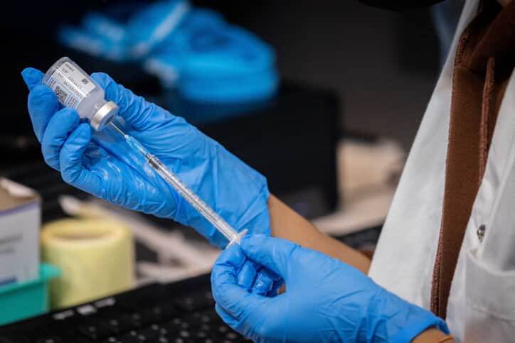 Медики предупредили о сильном снижении эффективности вакцин от коронавируса и мира