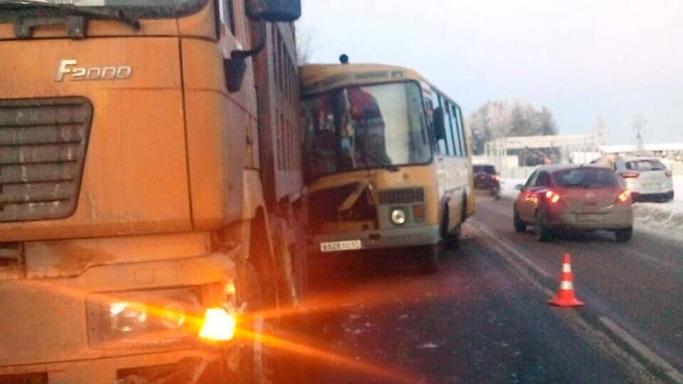 Следователи проверяют обстоятельства ДТП со школьным автобусом во Всеволожском районе