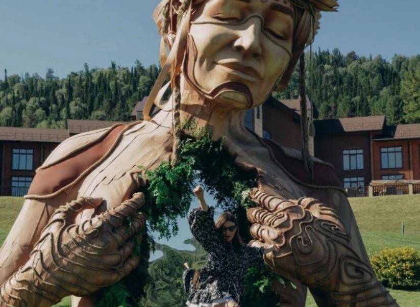 Звезда из Ярославля подарила родному городу статую со своим изображением