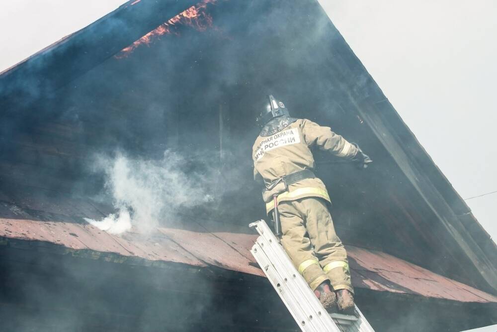 Пожарные тушили жилой дом в частном секторе Йошкар-Олы