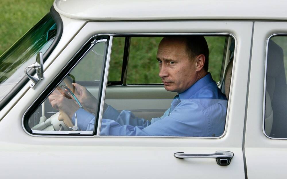 Владимир Путин рассказал, что в 1990-е подрабатывал частным извозом