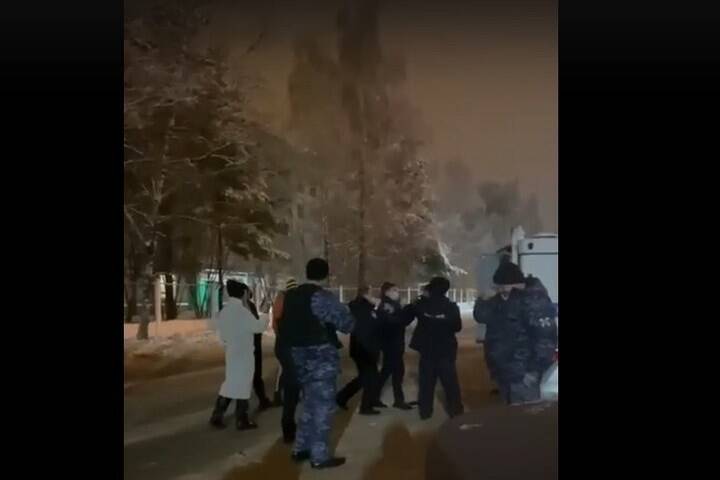 Стрелявший у бара в Суворове мужчина ударил в лицо росгвардейца и женщину-дознавателя