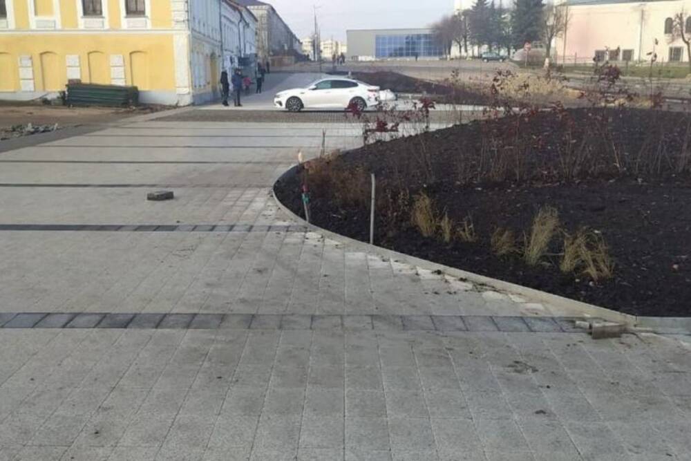 Петербургский подрядчик не завершил реконструкцию южной части площади Свободы в Валдае