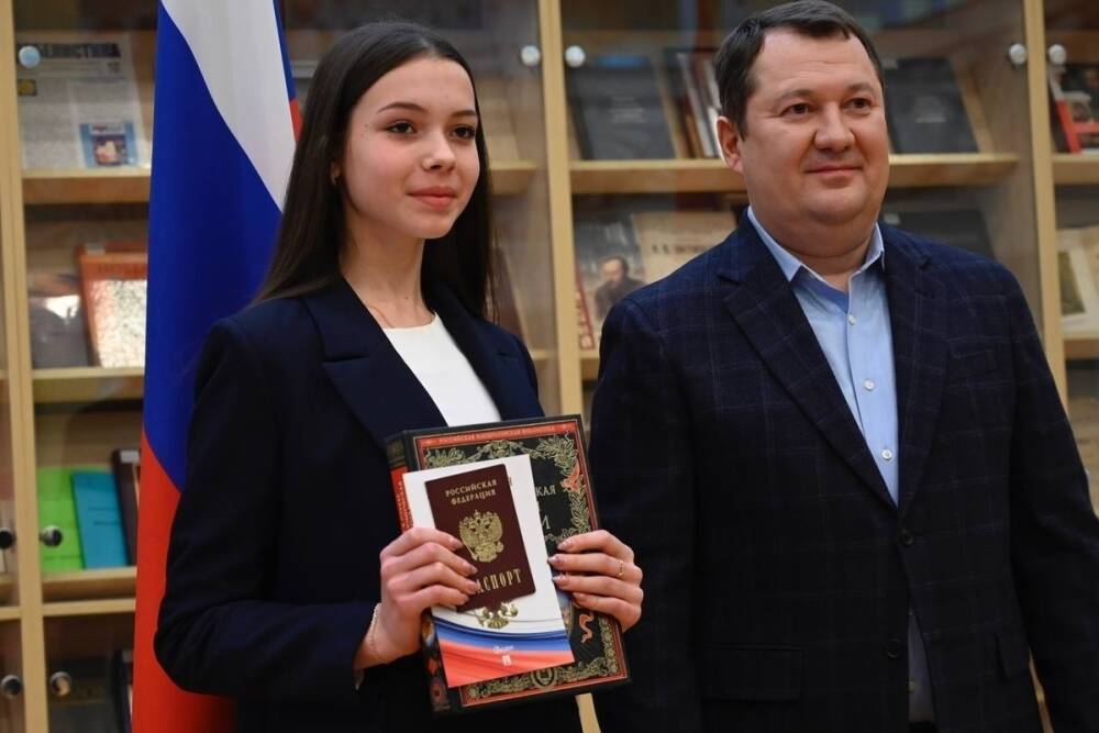 В День конституции Максим Егоров вручил паспорта одарённым тамбовским школьникам