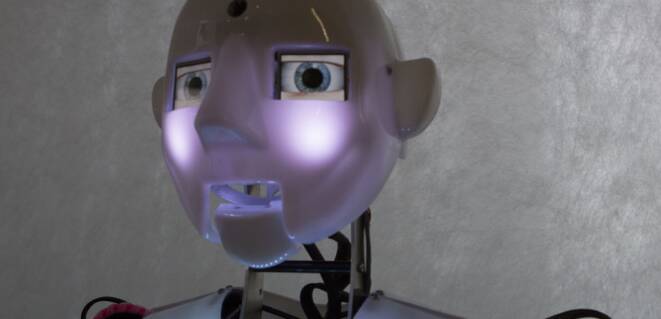 В Британии ученые сделали робота с пугающе реалистичной мимикой