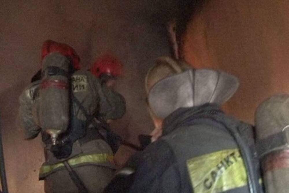 Петербуржца с отравлением угарным газом госпитализировали после пожара на улице Пионерстроя