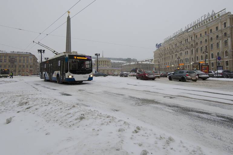 После мокрого снега дороги Северной столицы покроет крепкая наледь