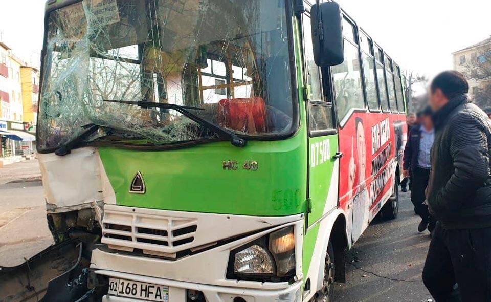 В Ташкенте произошло крупное ДТП с участием автобуса. Его водитель не справился с управлением и столкнулся с семью авто