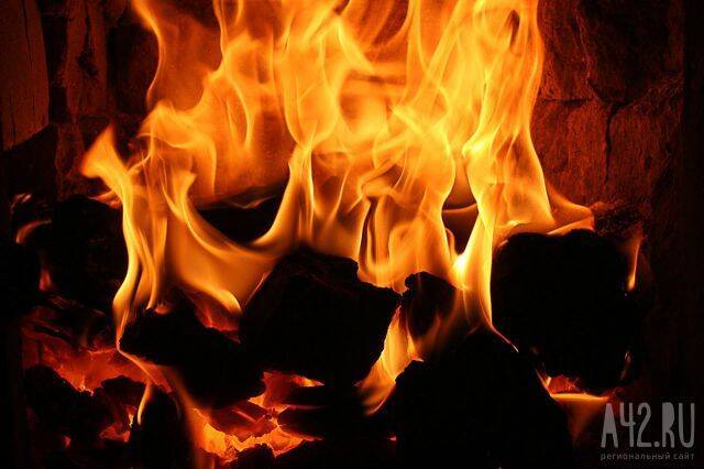 В Кемерове на Металлплощадке сильный пожар: горит здание
