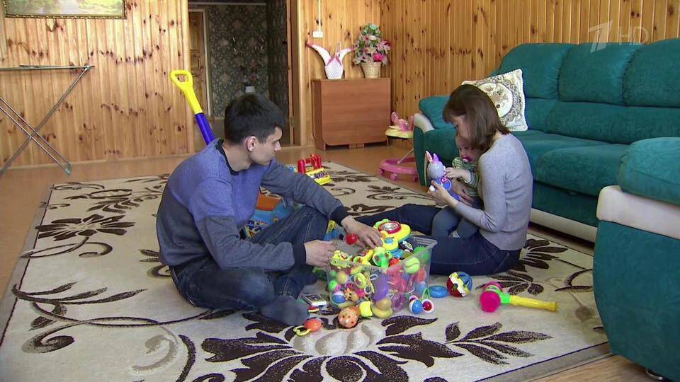 Правительство выделит еще 14 миллиардов рублей на выплаты одиноким родителям