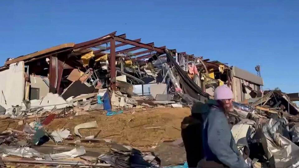 В США не прекращается поисково-спасательная операция после серии разрушительных торнадо