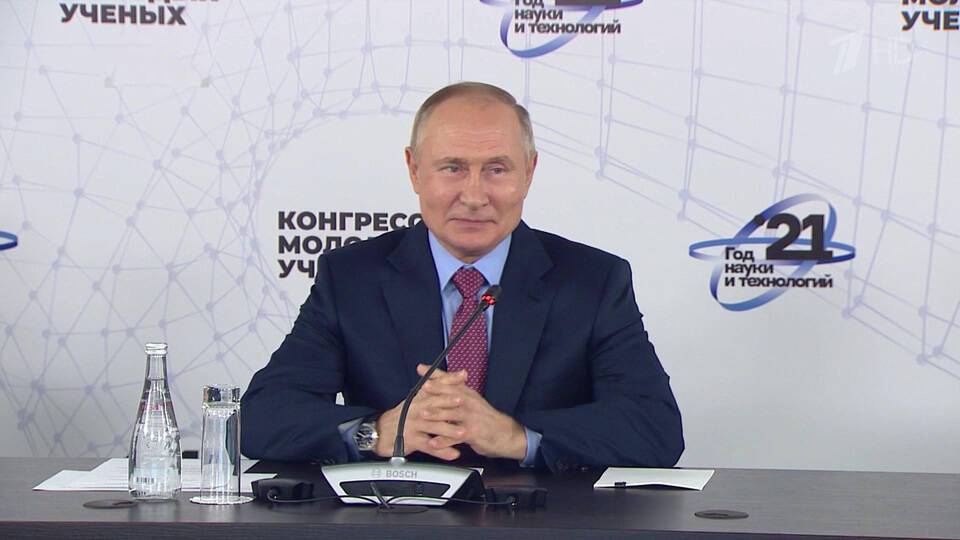 Санкции — это попытка сдержать развитие России, заявил Владимир Путин