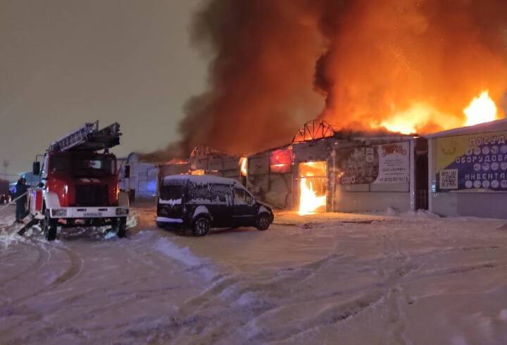 Во Фрунзенском районе Петербурга произошел пожар на складе вещевого рынка